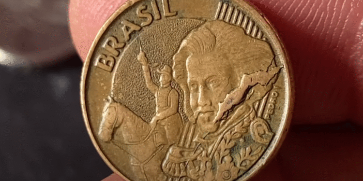 Moeda brasileira de 10 centavos com erro de cunhagem raro Moeda de 10 centavos do Brasil com defeito visível causado por cunho quebrado