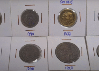 Imagem de moedas antigas de diferentes anos, como 1949, 1940, 1922 e 1901, exibidas em cartões de proteção.