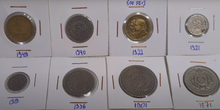 Imagem de moedas antigas de diferentes anos, como 1949, 1940, 1922 e 1901, exibidas em cartões de proteção.