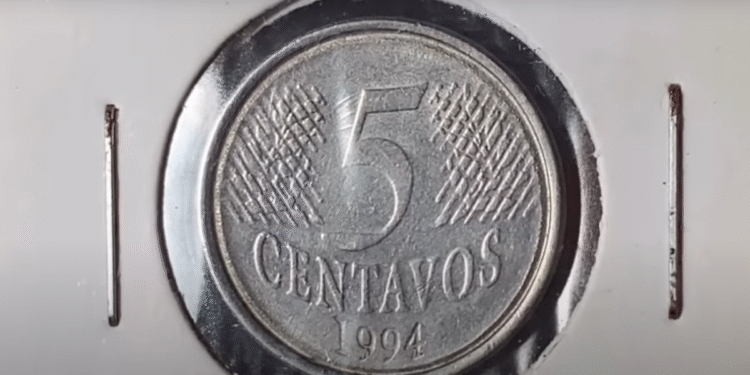 Moeda de 5 centavos de 1994 com detalhes visíveis da data no anverso