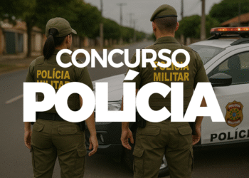 Policiais militares de costas, com o texto "CONCURSO POLÍCIA" sobreposto.