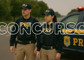 Agentes da PRF uniformizados ao lado da viatura.