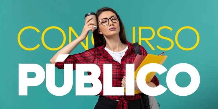 Mulher cansada com livros e café, simbolizando a reta final de um concurso