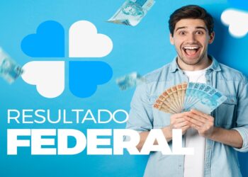 Homem feliz exibe cédulas de dinheiro com destaque para o resultado da Loteria Federal.