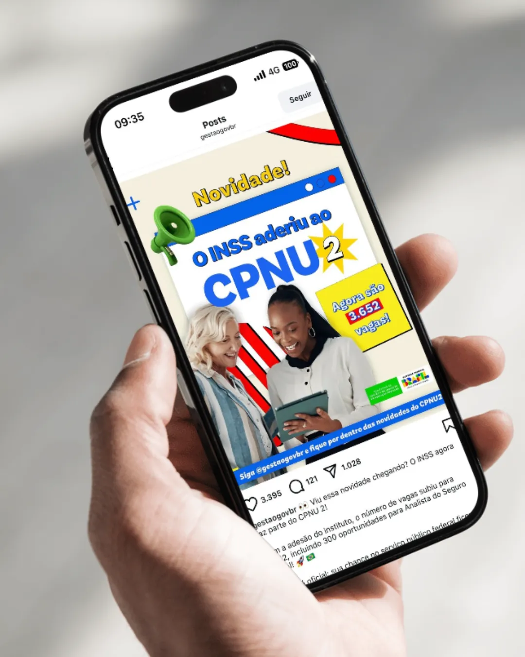 INSS anuncia adesão ao CPNU 2 e novas vagas abertas Anúncio do INSS aderindo ao CPNU 2 com destaque para 3.652 vagas disponíveis, com duas mulheres sorrindo e olhando para um tablet.