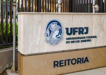UFRJ abre 113 vagas para professores com salários de até R$ 6 mil; veja como se inscrever