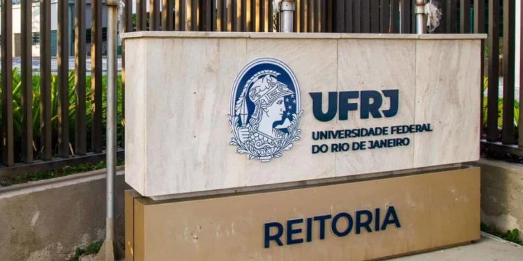 UFRJ abre 113 vagas para professores com salários de até R$ 6 mil; veja como se inscrever