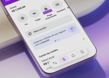 Imagem de uma pessoa utilizando o aplicativo Nubank em seu smartphone, mostrando a interface da conta.