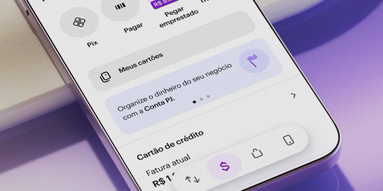 Imagem de uma pessoa utilizando o aplicativo Nubank em seu smartphone, mostrando a interface da conta.