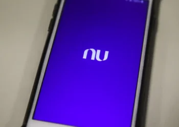 Tela inicial do aplicativo Nubank aberta em um smartphone
