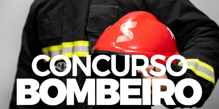 Bombeiro com uniforme segurando capacete para concurso.