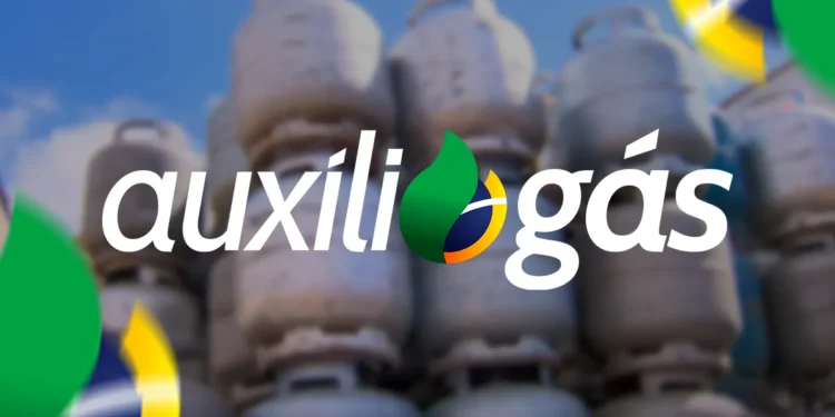Botijões de gás empilhados com logotipo da Auxílio Gás em destaque.