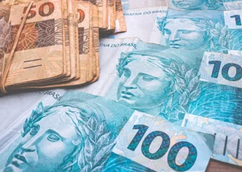 notas de cinquenta e cem reais representando valor da restituição do IR 2025.