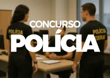 Agentes da Polícia Federal em ambiente administrativo durante concurso público.