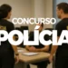 Agentes da Polícia Federal em ambiente administrativo durante concurso público.