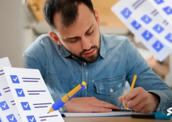 Homem concentrado escrevendo em caderno, ao redor ícones de checklists com marcação azul.