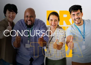 Grupo de pessoas felizes comemorando