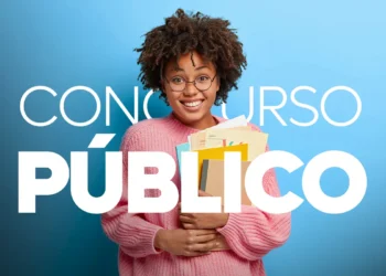 Mulher sorrindo e segurando papéis, com o título 'Concurso Público' sobreposto.