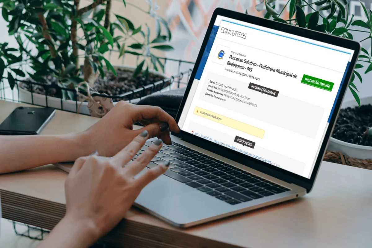 Inscrição online para Processo Seletivo da Prefeitura de Bodoquena - MS. Pessoa acessando o site da Prefeitura de Bodoquena para realizar inscrição em processo seletivo.