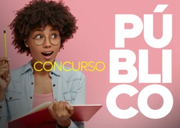 Mulher com expressão de surpresa, segurando um caderno, com destaque para o texto 'CONCURSO PÚBLICO'