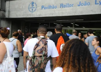 Pessoas na fila na entrada do Pavilhão Reitor João Lyra, da UERJ, para a realização do Enem.