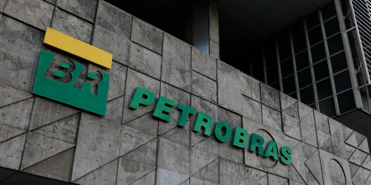 Fachada da sede da Petrobras com logotipo em destaque.