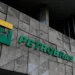 Fachada da sede da Petrobras com logotipo em destaque.