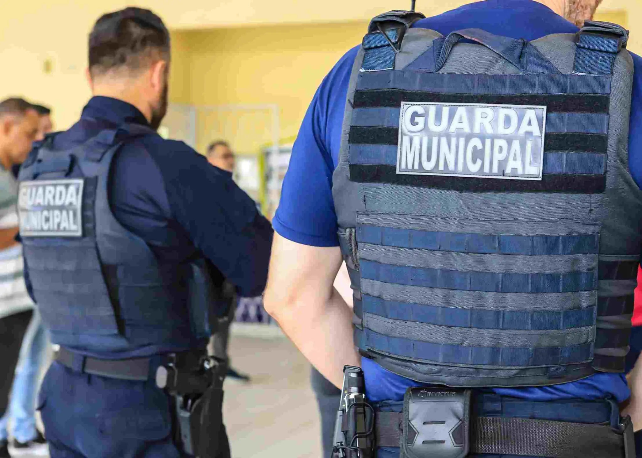 Agentes da Guarda Municipal em serviço com coletes táticos.
