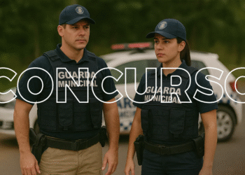 Dois guardas municipais em patrulha