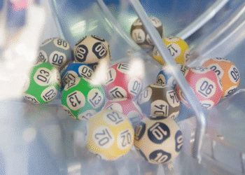 Imagem de bolas de loteria sendo sorteadas, ilustrando como estudantes usaram IA para prever os números e ganhar um prêmio de R$ 265 mil.