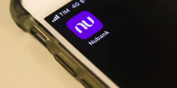 Ícone do aplicativo Nubank na tela de um smartphone