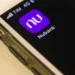 Ícone do aplicativo Nubank na tela de um smartphone