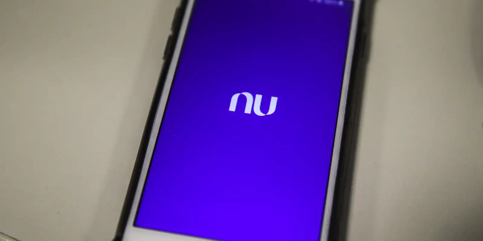 Nubank integrando finanças e telecomunicações Tela inicial do aplicativo Nubank carregando no celular