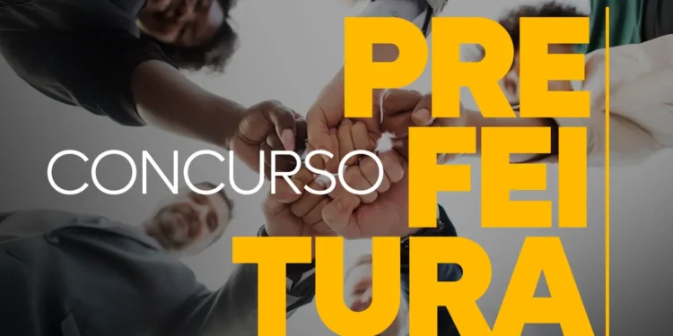 Pessoas unindo as mãos em gesto de equipe, representando colaboração no concurso para prefeitura.