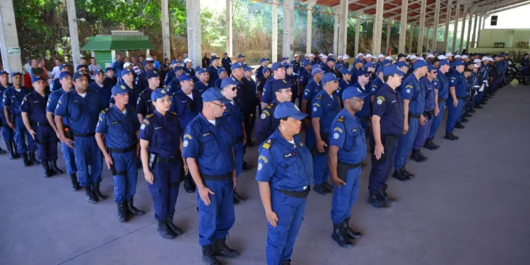 Formação de policiais em evento de treinamento com membros alinhados em uniforme completo.