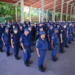 Formação de policiais em evento de treinamento com membros alinhados em uniforme completo.