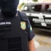 Agente da Polícia Civil com colete à prova de balas durante operação.