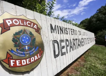 Emblema da Polícia Federal do Brasil, com o brasão e a inscrição 'Polícia Federal' em destaque.