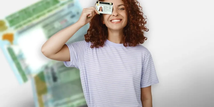 Jovem segurando a CNH com expressão de felicidade