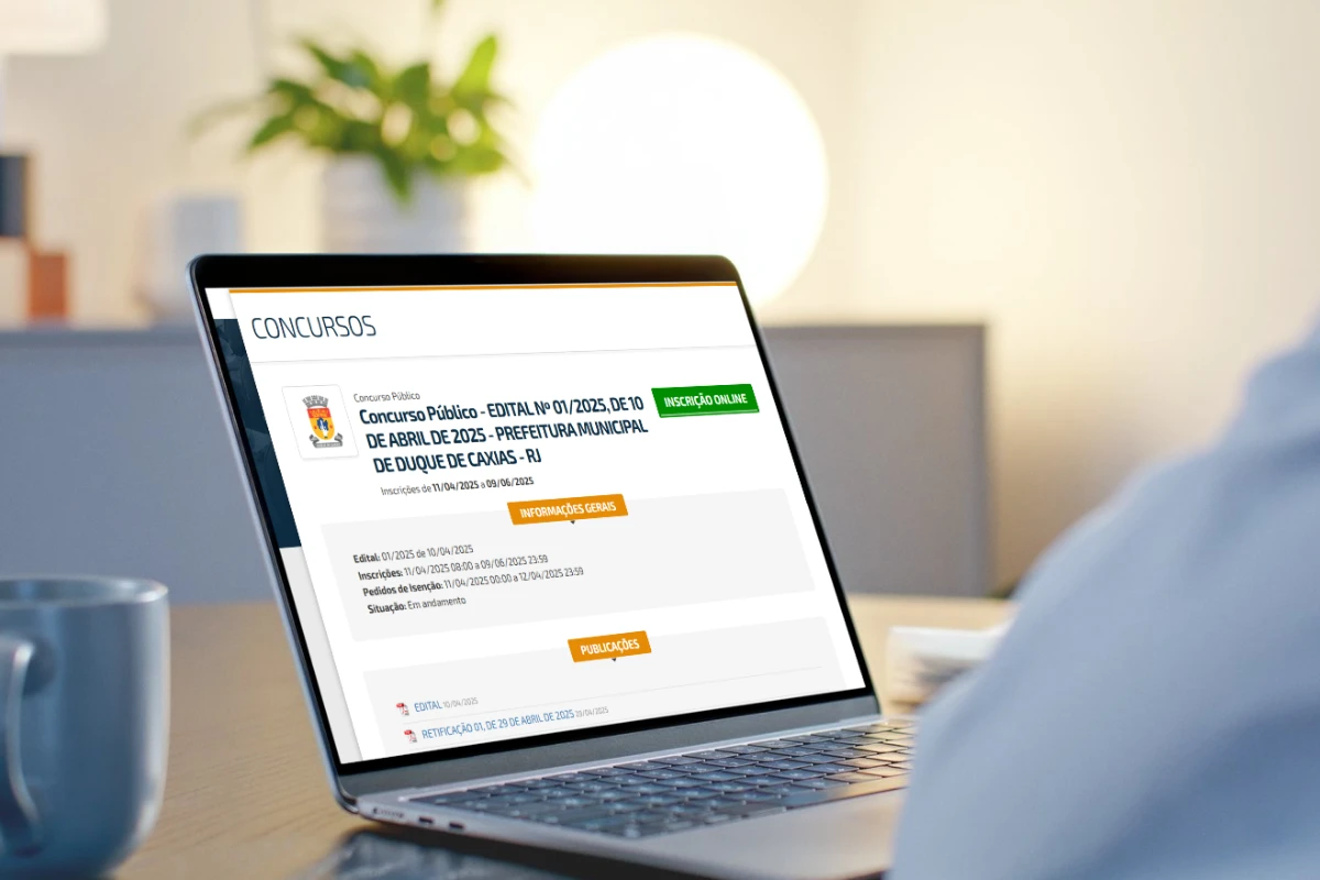 Página de concursos públicos com edital e informações de inscrição em um laptop.