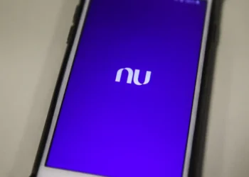Tela inicial do aplicativo Nubank exibida em smartphone.