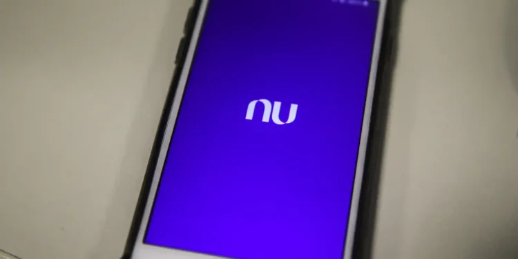 Tela inicial do aplicativo Nubank exibida em smartphone.