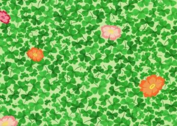 Teste visual com trevo de quatro folhas escondido entre folhas verdes e flores coloridas