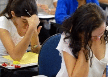 Estudantes concentrados em sala de aula durante a prova do Encceja.