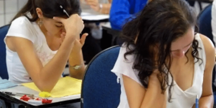 Estudantes concentrados em sala de aula durante a prova do Encceja.