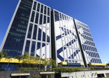 Fachada do Banco do Brasil com logo visível no prédio