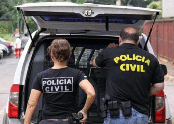 Policiais civis em ação, com viatura e uniformes visíveis.