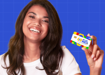 Jovem sorrindo e segurando o cartão do programa 'Pé-de-Meia', representando a inclusão financeira dos estudantes.