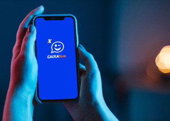 Pessoa segura celular com aplicativo Caixa Tem aberto na tela