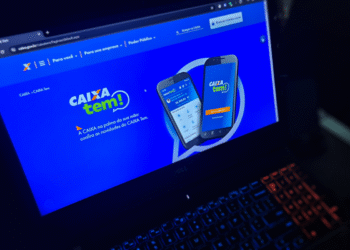 Tela do site oficial do Caixa Tem exibida em notebook